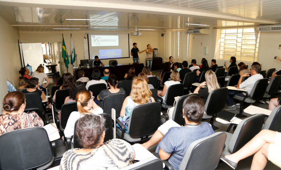 Secretaria debate atendimento a estudantes surdocegos Técnicos pedagógicos do Departamento de Educação Especial (DEE) debateram na última sexta-feira (8) a construção de uma política de fortalecimento do atendimento ofertado pela Secretaria de Estado da Educação aos estudantes surdocegos