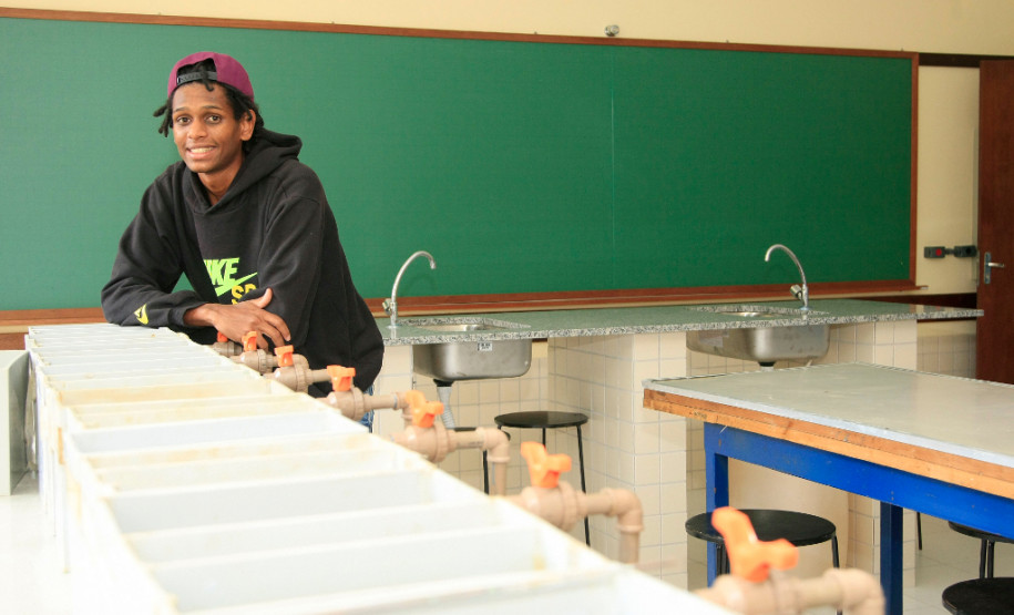 O estudante do curso de Química Magno Soares Pereira, 23 anos, morador de São José dos Pinhais, conta que ficou surpreso com a estrutura da escola, ao conhecer pessoalmente o Ceep. “Fiquei surpreso com a estrutura porque eu pensava que era uma escola pequena, não desse tamanho. O ensino aqui é muito bom, com esta estrutura é possível termos muitas aulas práticas e isso torna o curso bem mais interessante”, contou Magno.