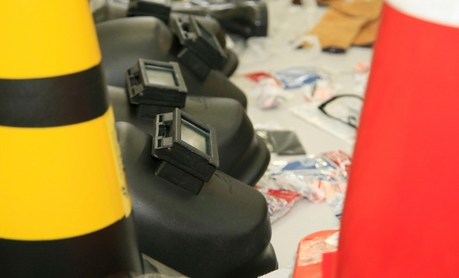 Nesta segunda-feira (11), a unidade recebeu equipamentos de proteção individual (EPIs) que serão usados pelos estudantes durante as aulas práticas em todos os cursos. O pacote inclui aventais e luvas de raspa, luvas de PVC, botas, cintos de segurança, cones de segurança, escudos de soldador, cordas, protetores auriculares, óculos de proteção e máscaras respiratórias descartáveis.
