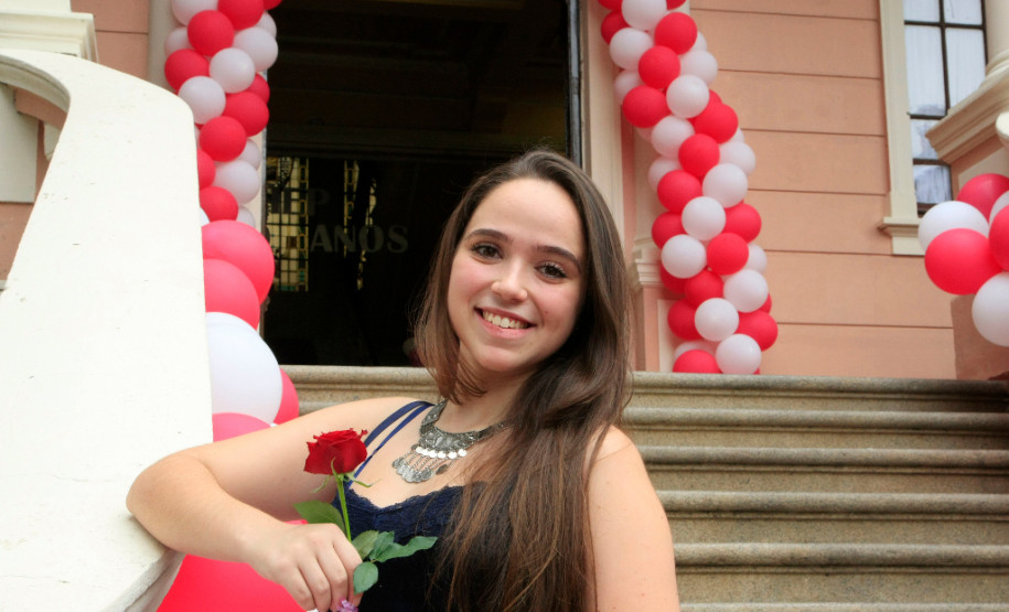 “Não aprendemos apenas a teoria sobre o que é ser estudante e como seremos professores, mas também aprendemos valores. Aqui temos uma segunda família”, contou a jovem Beatriz Gabriella, do último ano de formação de docentes.