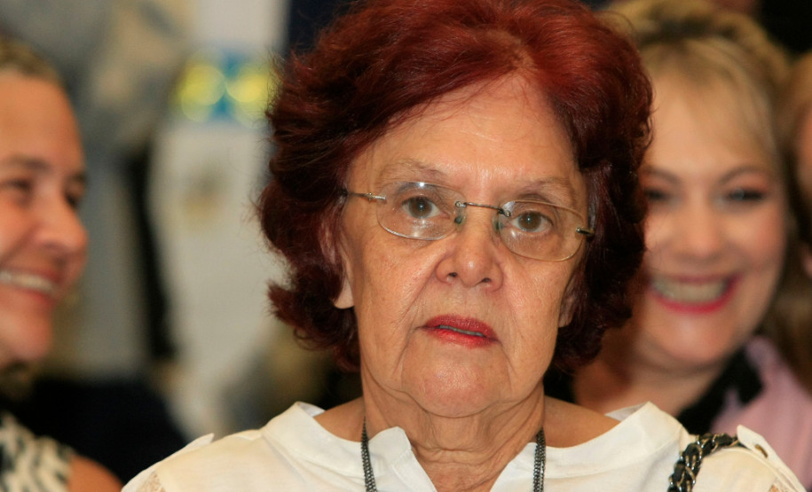 Boas lembranças também estão na memória da ex-estudante e ex-professora do Instituto Iderle Monteiro de Araújo. Em 1956, ela entrou na instituição e lá foi aluna de Helena Kolody. Em 1964 retornou para lecionar a disciplina de Didática e Prática da Comunicação e Expressão para os estudantes do magistério. “Eu ensinava às estudantes que era preciso fazer com que as crianças não apenas aprendessem a ler, mas que gostassem de ler”, relembrou.