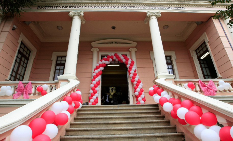 O Instituto de Educação do Paraná Professor Erasmo Pilotto, unidade localizada no Centro de Curitiba, comemora nesta quarta-feira (12) 140 anos de contribuição para a educação paranaense. Para marcar a data, durante os três turnos são promovidas diversas atividades, com apresentações artísticas e culturais. A comemoração está aberta à comunidade, contribuindo assim para aproximar as famílias da escola, que é a quinta mais antiga do Estado.