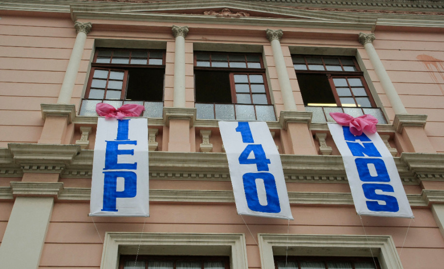 O Instituto de Educação do Paraná Professor Erasmo Pilotto, unidade localizada no Centro de Curitiba, comemora nesta quarta-feira (12) 140 anos de contribuição para a educação paranaense. Para marcar a data, durante os três turnos são promovidas diversas atividades, com apresentações artísticas e culturais. A comemoração está aberta à comunidade, contribuindo assim para aproximar as famílias da escola, que é a quinta mais antiga do Estado.