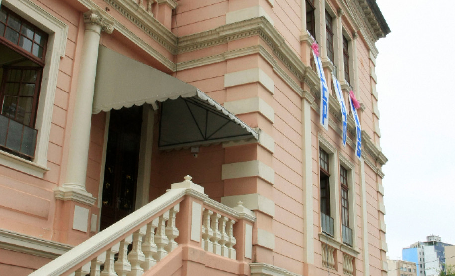 O Instituto de Educação do Paraná Professor Erasmo Pilotto, unidade localizada no Centro de Curitiba, comemora nesta quarta-feira (12) 140 anos de contribuição para a educação paranaense. Para marcar a data, durante os três turnos são promovidas diversas atividades, com apresentações artísticas e culturais. A comemoração está aberta à comunidade, contribuindo assim para aproximar as famílias da escola, que é a quinta mais antiga do Estado.