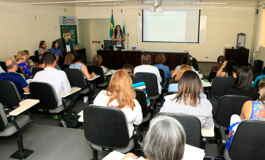 A Secretaria da Educação do Paraná promoveu nessa quarta-feira (13) reunião técnica pedagógica com cerca de 50 professores, que atuam nas escolas estaduais regulares de Curitiba, como Professor de Apoio Educacional Especializado a estudantes com Transtorno de Espectro Autista.