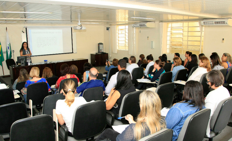 A Secretaria da Educação do Paraná promoveu nessa quarta-feira (13) reunião técnica pedagógica com cerca de 50 professores, que atuam nas escolas estaduais regulares de Curitiba, como Professor de Apoio Educacional Especializado a estudantes com Transtorno de Espectro Autista.