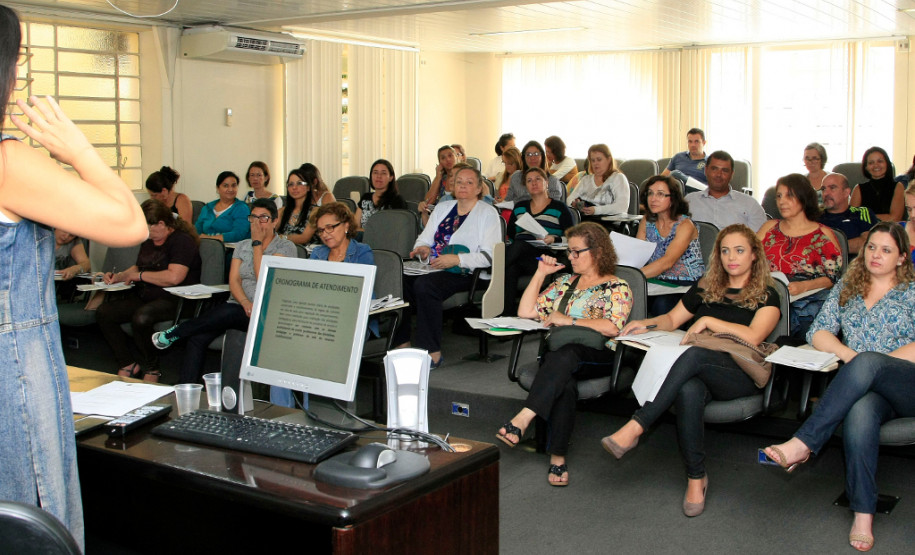 A Secretaria da Educação do Paraná promoveu nessa quarta-feira (13) reunião técnica pedagógica com cerca de 50 professores, que atuam nas escolas estaduais regulares de Curitiba, como Professor de Apoio Educacional Especializado a estudantes com Transtorno de Espectro Autista.