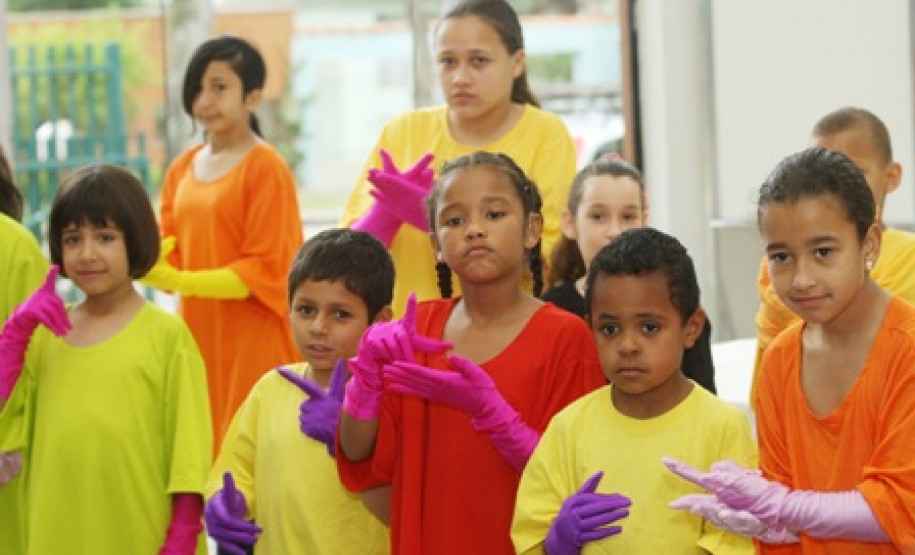 Profissionais da educação se encontram para tratar do assunto de acordo com realidade se seus estabelecimentos de ensino.