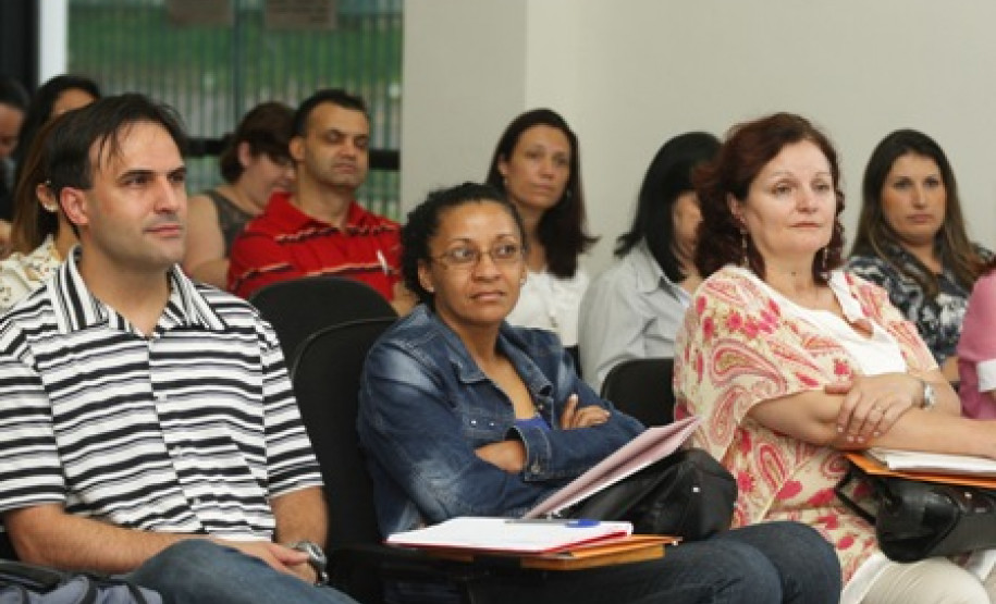 Profissionais da educação se encontram para tratar do assunto de acordo com realidade se seus estabelecimentos de ensino.