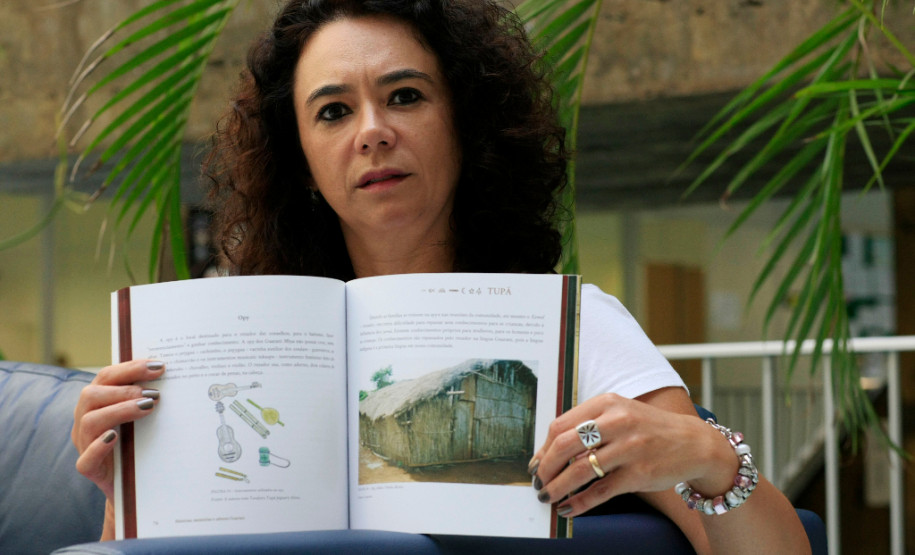 Livro reforça a história e a cultura indígenas no Paraná O livro Tupã-Mitã – histórias, memórias e saberes Guarani, escrito pela professora de Matemática da rede estadual de ensino Iozodara Telma Branco de George, documenta relatos de líderes comunitários da etnia e reforça a preservação dos conhecimentos indígenas no Paraná