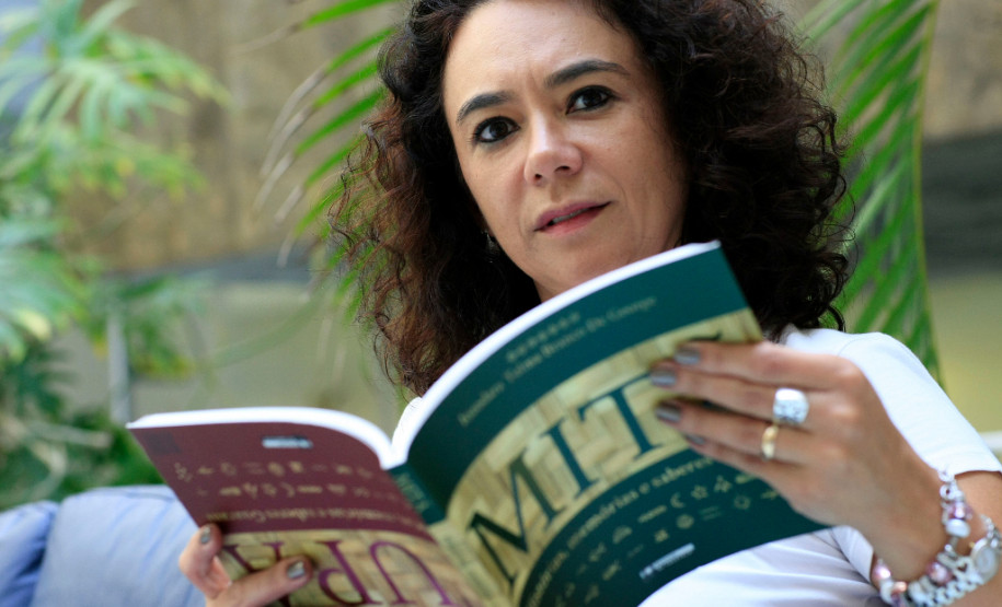 Livro reforça a história e a cultura indígenas no Paraná O livro Tupã-Mitã – histórias, memórias e saberes Guarani, escrito pela professora de Matemática da rede estadual de ensino Iozodara Telma Branco de George, documenta relatos de líderes comunitários da etnia e reforça a preservação dos conhecimentos indígenas no Paraná