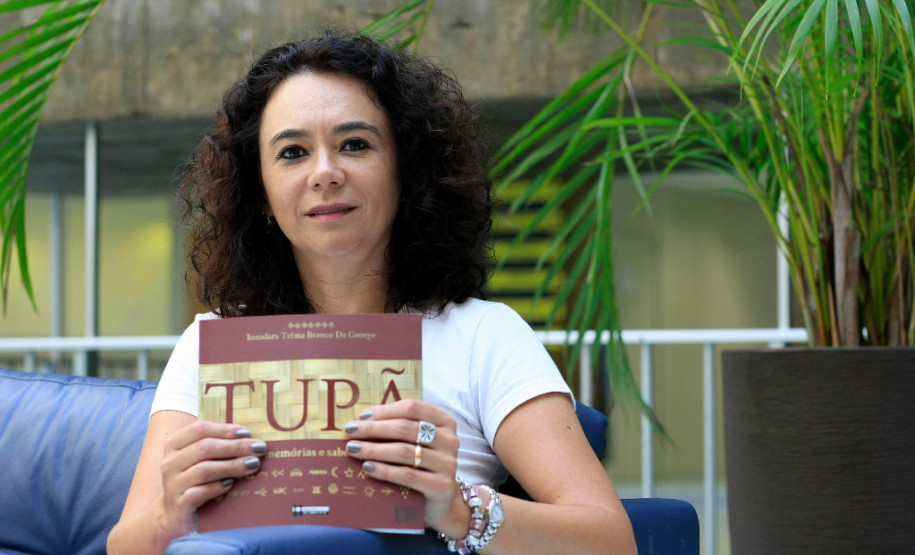 Livro reforça a história e a cultura indígenas no Paraná O livro Tupã-Mitã – histórias, memórias e saberes Guarani, escrito pela professora de Matemática da rede estadual de ensino Iozodara Telma Branco de George, documenta relatos de líderes comunitários da etnia e reforça a preservação dos conhecimentos indígenas no Paraná