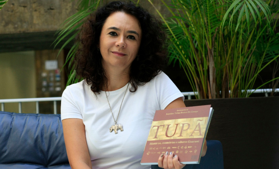 Livro reforça a história e a cultura indígenas no Paraná O livro Tupã-Mitã – histórias, memórias e saberes Guarani, escrito pela professora de Matemática da rede estadual de ensino Iozodara Telma Branco de George, documenta relatos de líderes comunitários da etnia e reforça a preservação dos conhecimentos indígenas no Paraná