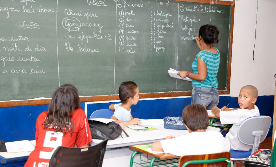 200 novos professores indígenas na rede estadual Nos últimos cinco anos, a Secretaria de Estado da Educação diplomou mais de 200 novos professores indígenas, que atuam nas escolas situadas nas aldeias. Em 2011, havia 31 docentes indígenas na rede estadual de ensino. Hoje, são 232 profissionais que trabalham na educação infantil nas 37 escolas indígenas do Paraná, que atendem mais de cinco mil alunos. Na imagem, Escola Estadual Indígena Yvy Porã, em Tomazina.