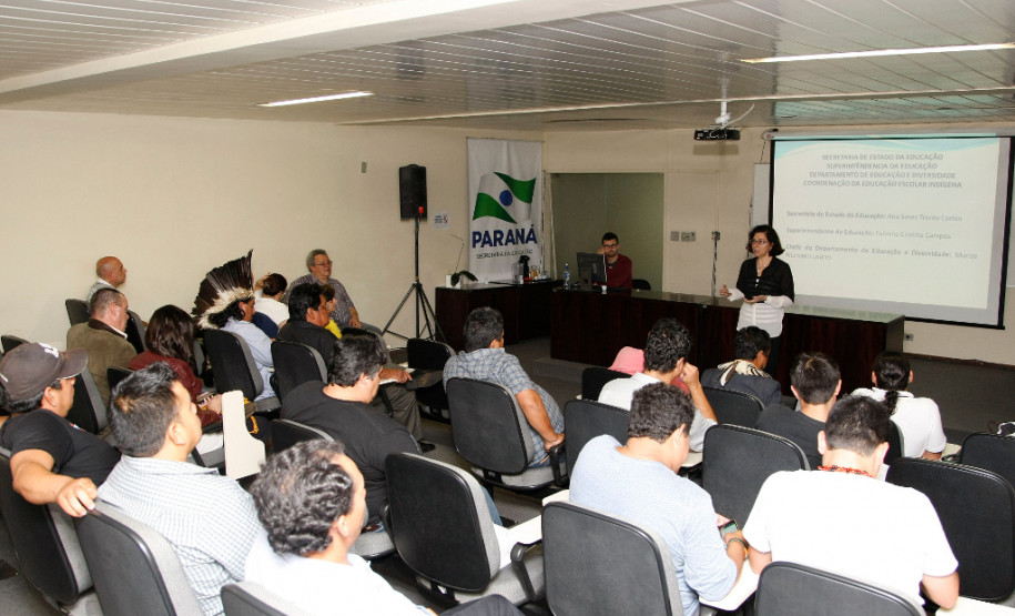200 novos professores indígenas na rede estadual Reunião com representantes indígenas na Secretaria da Educação.