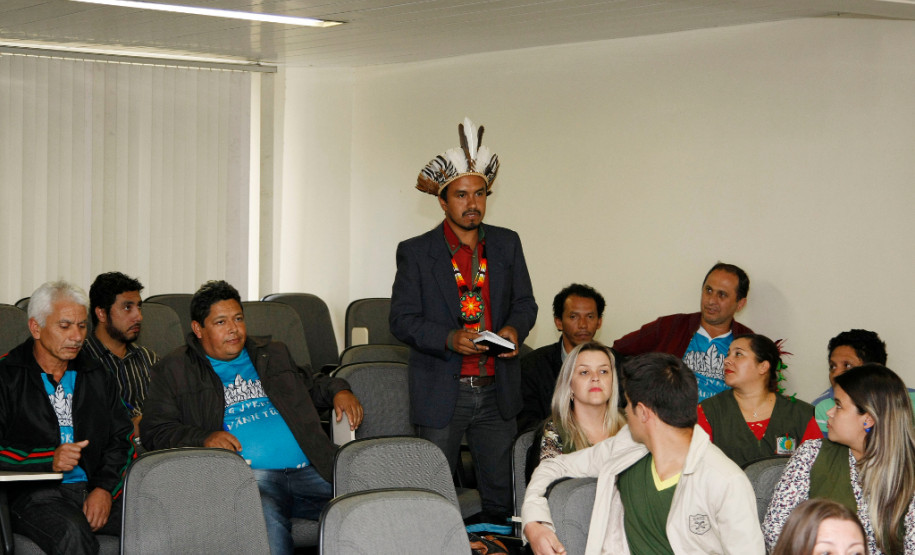 200 novos professores indígenas na rede estadual Reunião com representantes indígenas na Secretaria da Educação.