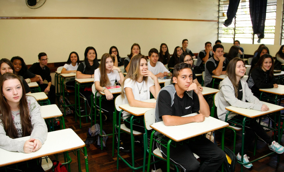 Paraná lidera investimento por aluno na Região Sul Os investimentos do Governo do Paraná por aluno matriculado na rede de ensino foi o maior entre os Estados do Sul em 2015. O investimento por estudante somou R$ 6.303,86 no Estado, contra R$ 5.551,56 em Santa Catarina e R$ 4.571,11 no Rio Grande do Sul.
Os dados são da Secretaria do Tesouro Nacional (STN) e do Instituto Nacional de Estudos e Pesquisas Educacionais Anísio Teixeira (Inep) levantados pelo Instituto Paranaense de Desenvolvimento Econômico e Social (Ipardes).