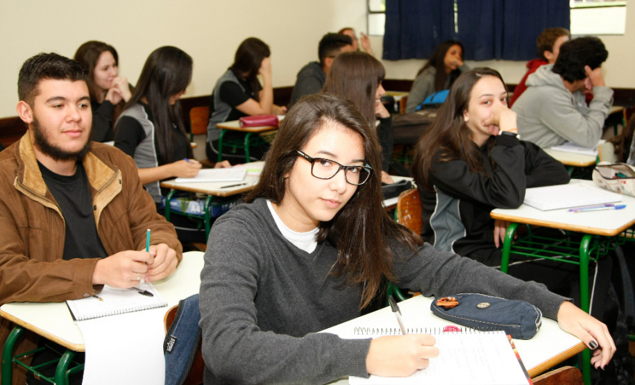 Paraná lidera investimento por aluno na Região Sul Os investimentos do Governo do Paraná por aluno matriculado na rede de ensino foi o maior entre os Estados do Sul em 2015. O investimento por estudante somou R$ 6.303,86 no Estado, contra R$ 5.551,56 em Santa Catarina e R$ 4.571,11 no Rio Grande do Sul.
Os dados são da Secretaria do Tesouro Nacional (STN) e do Instituto Nacional de Estudos e Pesquisas Educacionais Anísio Teixeira (Inep) levantados pelo Instituto Paranaense de Desenvolvimento Econômico e Social (Ipardes).