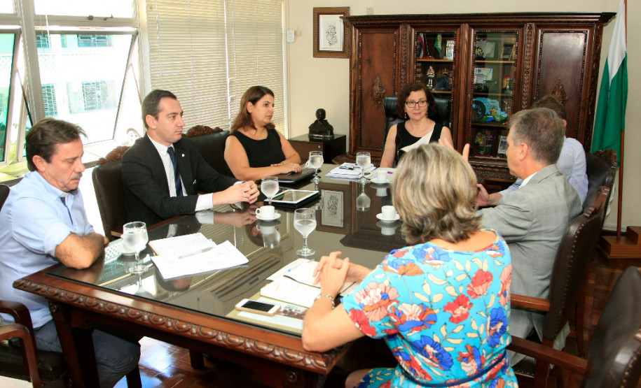 A secretária de Estado da Educação, professora Ana Seres, e o diretor-geral da SEED, Edmundo da Veiga, receberam o gerente-geral do Banco do Brasil em Curitiba, Sérgio Roberto Mantovani, para cobrar agilidade no registro cadastral dos novos diretores eleitos, para que as escolas possam movimentar o quanto antes os novos recursos repassados pelo Governo do Estado, através do Fundo Rotativo.