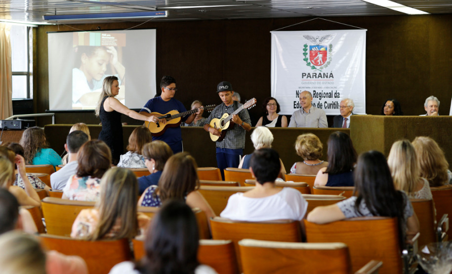 Todos os 399 municípios do Paraná já sancionaram os planos de educação. Para que os documentos municipais estejam em consonância com as metas estabelecidas nos Planos Estadual e Nacional, os municípios terão suporte técnico de uma comissão, que participa de um curso nesta terça (19) e quarta-feira (20), em Curitiba.

São 32 técnicos indicados pelos Núcleos Regionais de Educação (NREs), que já atuam com os municípios em programas e projetos educacionais.