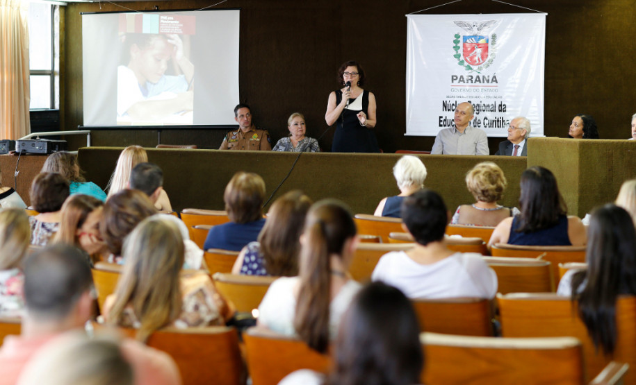 Todos os 399 municípios do Paraná já sancionaram os planos de educação. Para que os documentos municipais estejam em consonância com as metas estabelecidas nos Planos Estadual e Nacional, os municípios terão suporte técnico de uma comissão, que participa de um curso nesta terça (19) e quarta-feira (20), em Curitiba.

São 32 técnicos indicados pelos Núcleos Regionais de Educação (NREs), que já atuam com os municípios em programas e projetos educacionais.