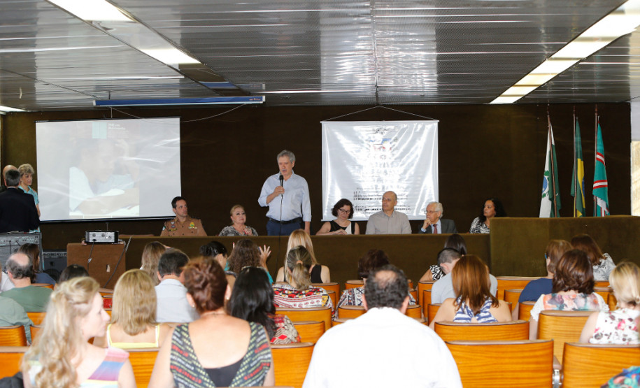 Todos os 399 municípios do Paraná já sancionaram os planos de educação. Para que os documentos municipais estejam em consonância com as metas estabelecidas nos Planos Estadual e Nacional, os municípios terão suporte técnico de uma comissão, que participa de um curso nesta terça (19) e quarta-feira (20), em Curitiba.

São 32 técnicos indicados pelos Núcleos Regionais de Educação (NREs), que já atuam com os municípios em programas e projetos educacionais.