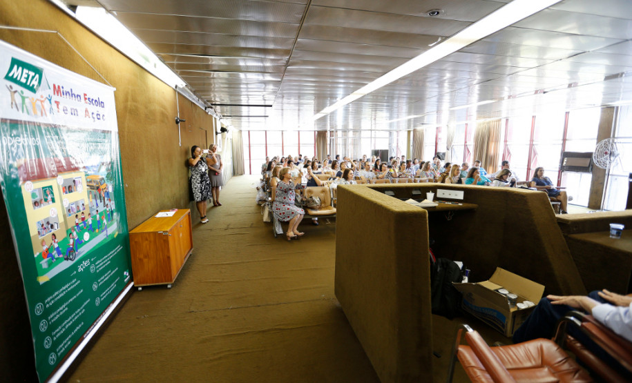 Todos os 399 municípios do Paraná já sancionaram os planos de educação. Para que os documentos municipais estejam em consonância com as metas estabelecidas nos Planos Estadual e Nacional, os municípios terão suporte técnico de uma comissão, que participa de um curso nesta terça (19) e quarta-feira (20), em Curitiba.

São 32 técnicos indicados pelos Núcleos Regionais de Educação (NREs), que já atuam com os municípios em programas e projetos educacionais.