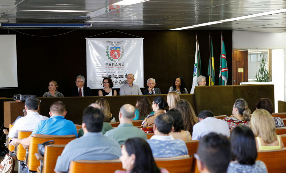 Todos os 399 municípios do Paraná já sancionaram os planos de educação. Para que os documentos municipais estejam em consonância com as metas estabelecidas nos Planos Estadual e Nacional, os municípios terão suporte técnico de uma comissão, que participa de um curso nesta terça (19) e quarta-feira (20), em Curitiba.

São 32 técnicos indicados pelos Núcleos Regionais de Educação (NREs), que já atuam com os municípios em programas e projetos educacionais.