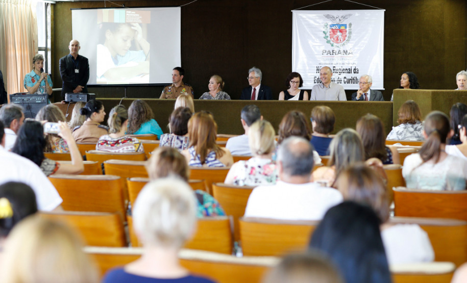 Todos os 399 municípios do Paraná já sancionaram os planos de educação. Para que os documentos municipais estejam em consonância com as metas estabelecidas nos Planos Estadual e Nacional, os municípios terão suporte técnico de uma comissão, que participa de um curso nesta terça (19) e quarta-feira (20), em Curitiba.

São 32 técnicos indicados pelos Núcleos Regionais de Educação (NREs), que já atuam com os municípios em programas e projetos educacionais.