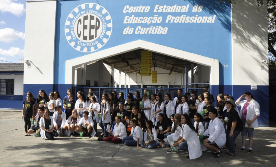 Os estudantes do Centro Estadual de Educação Profissional (CEEP) de Curitiba, no Boqueirão, foram às casas e aos estabelecimentos comerciais da região para distribuir “mosquitoeiras” aos moradores do bairro.
