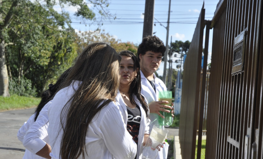 Os estudantes do Centro Estadual de Educação Profissional (CEEP) de Curitiba, no Boqueirão, foram às casas e aos estabelecimentos comerciais da região para distribuir “mosquitoeiras” aos moradores do bairro.