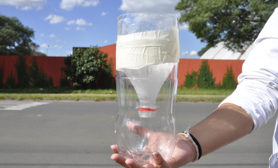 Os estudantes do Centro Estadual de Educação Profissional (CEEP) de Curitiba, no Boqueirão, foram às casas e aos estabelecimentos comerciais da região para distribuir “mosquitoeiras” aos moradores do bairro.