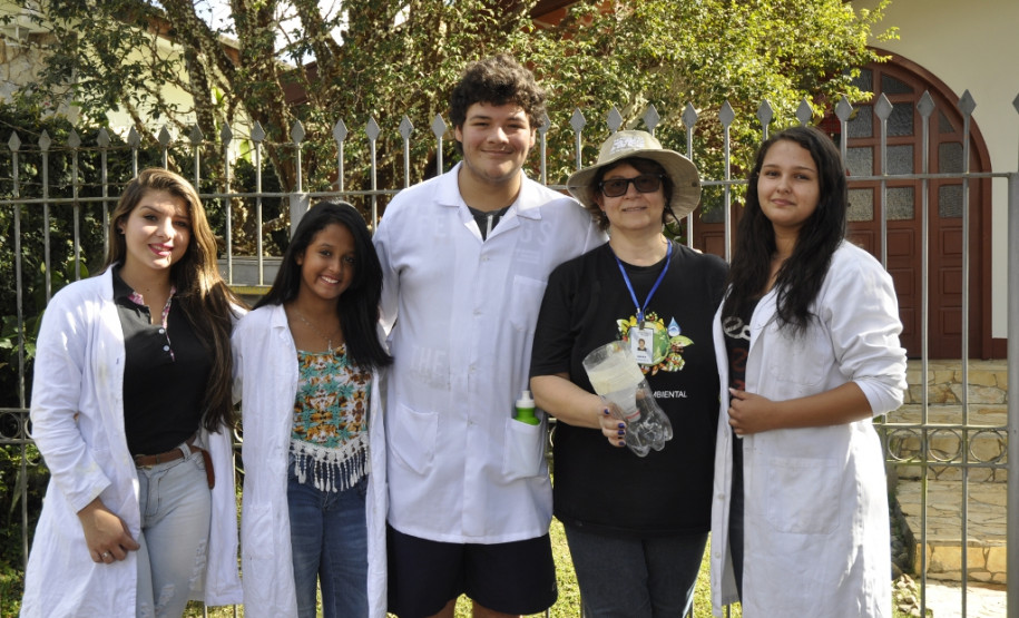 Os estudantes do Centro Estadual de Educação Profissional (CEEP) de Curitiba, no Boqueirão, foram às casas e aos estabelecimentos comerciais da região para distribuir “mosquitoeiras” aos moradores do bairro.