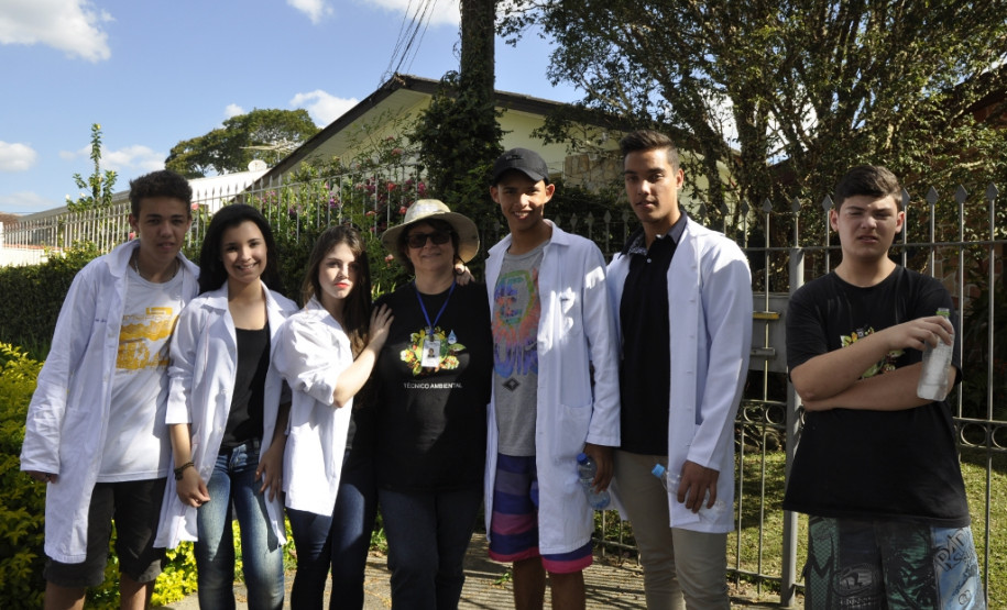 Os estudantes do Centro Estadual de Educação Profissional (CEEP) de Curitiba, no Boqueirão, foram às casas e aos estabelecimentos comerciais da região para distribuir “mosquitoeiras” aos moradores do bairro.