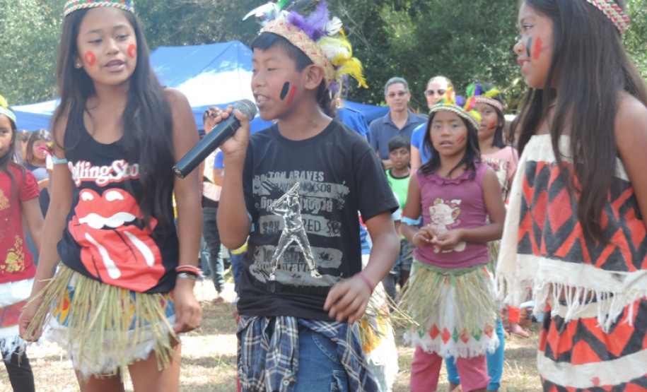 Ações culturais marcam Dia do Índio em escolas As 37 escolas estaduais indígenas do Paraná realizam nesta semana muitas atividades culturais, artísticas, artesanais e culinárias para comemorar o Dia do Índio (19 de Abril). As ações envolvem alunos, professores, pais e a comunidade.