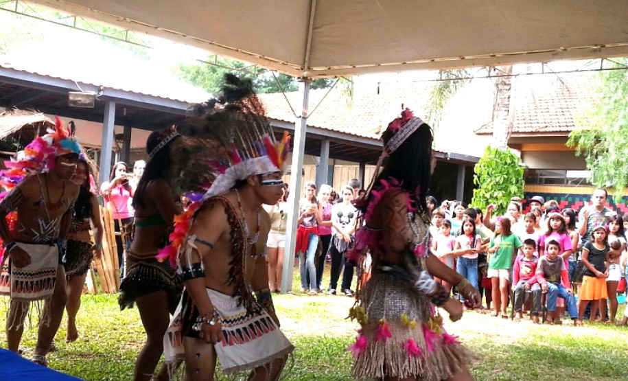 Ações culturais marcam Dia do Índio em escolas As 37 escolas estaduais indígenas do Paraná realizam nesta semana muitas atividades culturais, artísticas, artesanais e culinárias para comemorar o Dia do Índio (19 de Abril). As ações envolvem alunos, professores, pais e a comunidade.