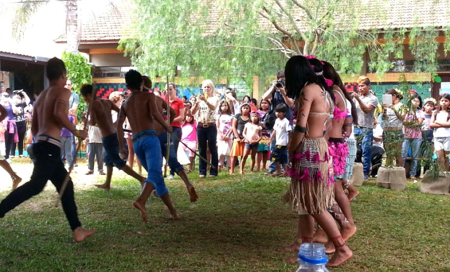 Ações culturais marcam Dia do Índio em escolas As 37 escolas estaduais indígenas do Paraná realizam nesta semana muitas atividades culturais, artísticas, artesanais e culinárias para comemorar o Dia do Índio (19 de Abril). As ações envolvem alunos, professores, pais e a comunidade.