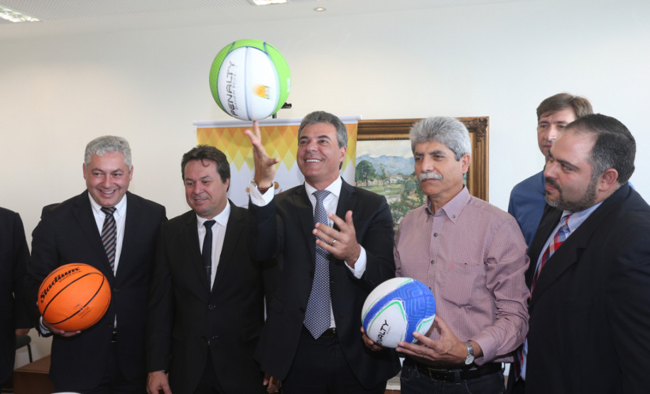 O governador Beto Richa entregou nesta segunda-feira (25), no Palácio Iguaçu, materiais esportivos para atender 52 municípios paranaenses