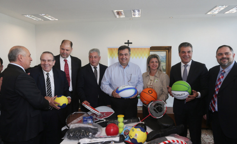 O governador Beto Richa entregou nesta segunda-feira (25), no Palácio Iguaçu, materiais esportivos para atender 52 municípios paranaenses