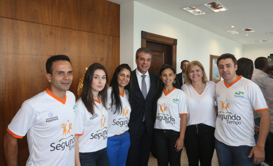 O governador Beto Richa entregou nesta segunda-feira (25), no Palácio Iguaçu, materiais esportivos para atender 52 municípios paranaenses