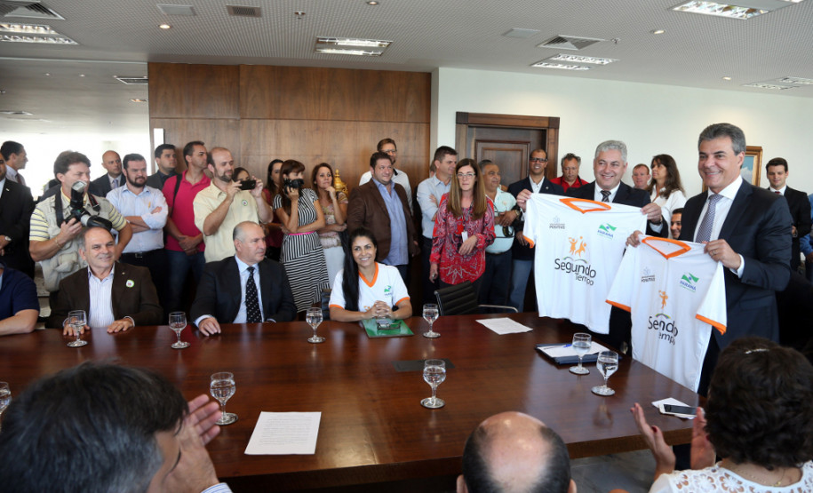 O governador Beto Richa entregou nesta segunda-feira (25), no Palácio Iguaçu, materiais esportivos para atender 52 municípios paranaenses