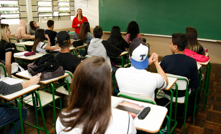 O orçamento da Educação mais que dobrou nos últimos cinco anos. De R$ 3,7 bilhões em 2010, evoluiu para uma previsão de R$ 7,8 bilhões neste ano de 2016. Além do crescimento orçamentário, o número de professores e funcionários da rede pública estadual também aumentou, com a contratação, desde 2011, de mais 23 mil profissionais da educação (entre professores e servidores).