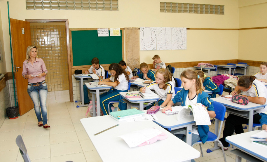O orçamento da Educação mais que dobrou nos últimos cinco anos. De R$ 3,7 bilhões em 2010, evoluiu para uma previsão de R$ 7,8 bilhões neste ano de 2016. Além do crescimento orçamentário, o número de professores e funcionários da rede pública estadual também aumentou, com a contratação, desde 2011, de mais 23 mil profissionais da educação (entre professores e servidores).