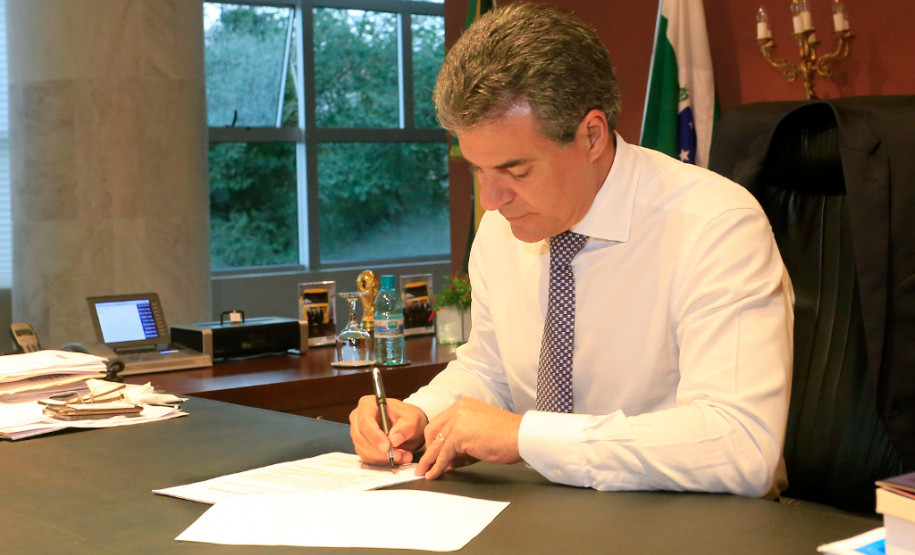 Richa nomeia 296 novos professores para a rede estadual Nomeação confirma o acordo feito pelo chefe da Casa Civil, Valdir Rossoni, e pela secretária da Educação, Ana Seres, com a direção da APP-Sindicato.