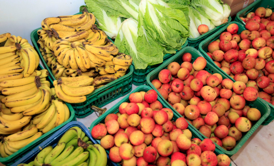 Agricultura familiar melhora qualidade da merenda O Governo do Paraná tem investido cada vez mais na qualidade da alimentação escolar servida a um milhão de estudantes matriculados na rede estadual de ensino. Entre 2011 e 2015, por meio do Programa Estadual de Alimentação Escolar, foram destinados mais de R$ 450 milhões na compra de gêneros alimentícios. Desse total, cerca de R$ 150 milhões se referem à aquisição de alimentos e produtos da agricultura familiar.