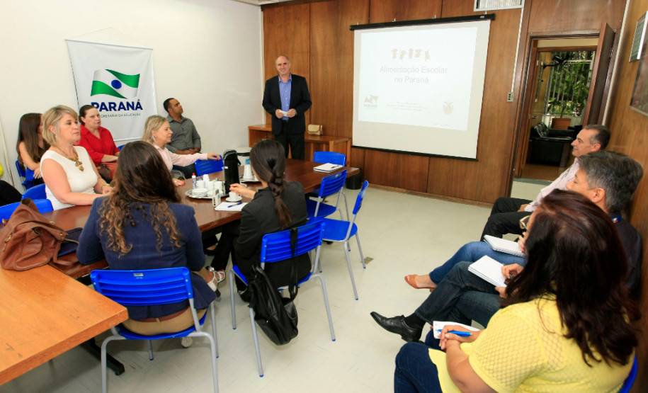 Agricultura familiar melhora qualidade da merenda Recentemente uma comitiva canadense veio conhecer o trabalho na área de alimentação escolar, em especial, o incentivo à agricultura familiar. A indicação foi do Fundo Nacional de Desenvolvimento Educacional (FNDE), vinculado ao Ministério da Educação.