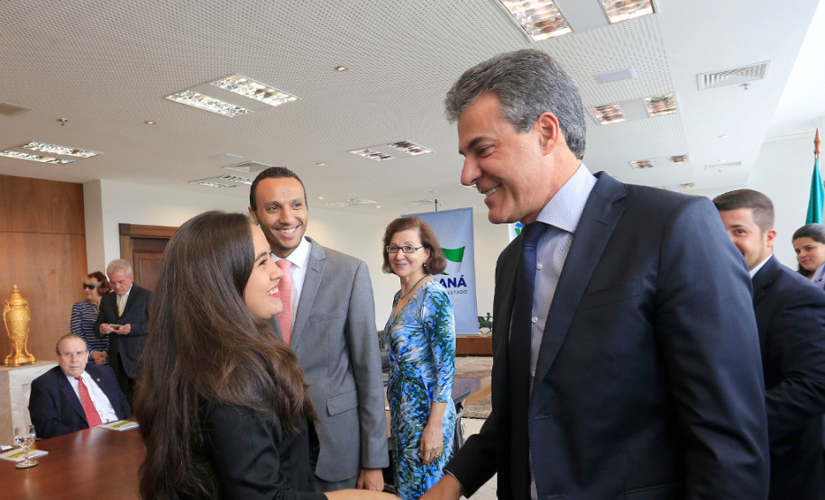 A lei foi proposta pela estudante Ingrid Ribeiro Serafim de Souza, de Cianorte, no Noroeste do Estado, tramitou nas comissões da Assembleia Legislativa do Paraná e foi aprovada pela Casa. É a primeira vez que o projeto de um estudante da rede estadual tramitou e foi aprovado para se tornar política pública estadual.