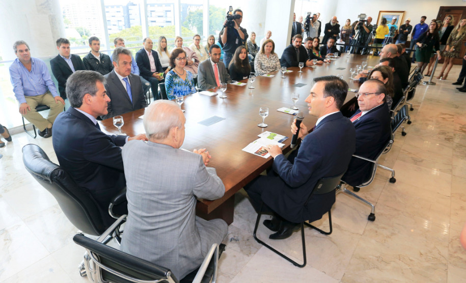O governador Beto Richa sancionou nesta terça-feira (26) a lei que institui nas escolas paranaenses o programa Geração Atitude. O programa promove a cidadania e a participação dos estudantes na vida pública e nas atividades sociais.