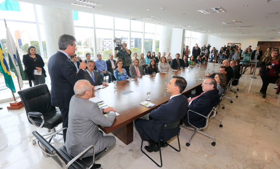 O governador Beto Richa sancionou nesta terça-feira (26) a lei que institui nas escolas paranaenses o programa Geração Atitude. O programa promove a cidadania e a participação dos estudantes na vida pública e nas atividades sociais.