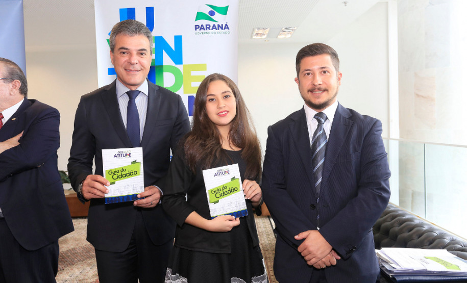 A lei foi proposta pela estudante Ingrid Ribeiro Serafim de Souza, de Cianorte, no Noroeste do Estado, tramitou nas comissões da Assembleia Legislativa do Paraná e foi aprovada pela Casa. É a primeira vez que o projeto de um estudante da rede estadual tramitou e foi aprovado para se tornar política pública estadual.
